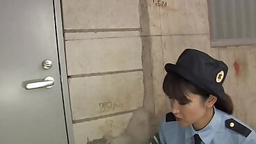 Memurun yardımıyla oyuncaklarla amını sikiyor